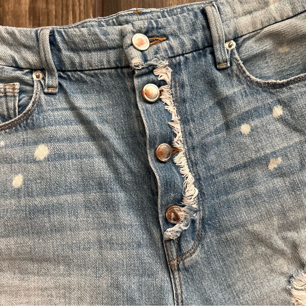 Good American Bombshell Boyfriend Distressed Denim Shorts in Blue043 Sz 28 - Picture 4 of 8